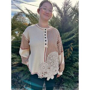 POL Oversized Thermal & Woven Knit Rust & Cream Top w/ Crocheted Details, M